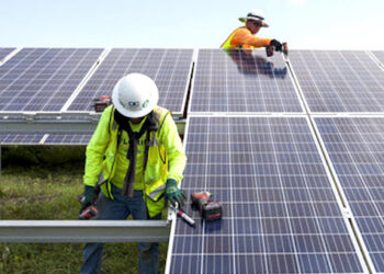 FPL builds solar energy center in Barefoot Bay to power more than 15,000 homes.