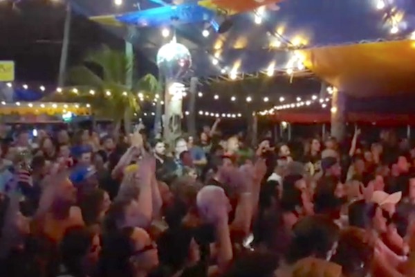 The crowd at Captain Hiram's Sandbar during the Puddle of Mudd performance. (Photo credit: Jason Snellenberger)