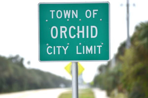 A man and his son saw a UFO near Orchid Island in Vero Beach, Florida.