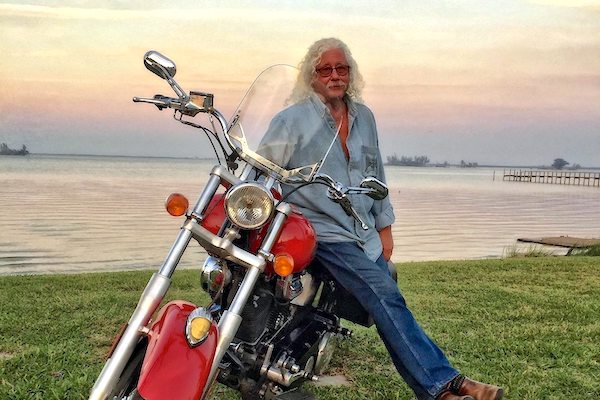 Arlo Guthrie back on tour.