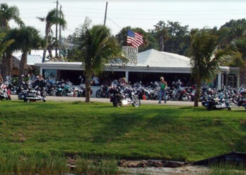 Earl's Hideaway Lounge