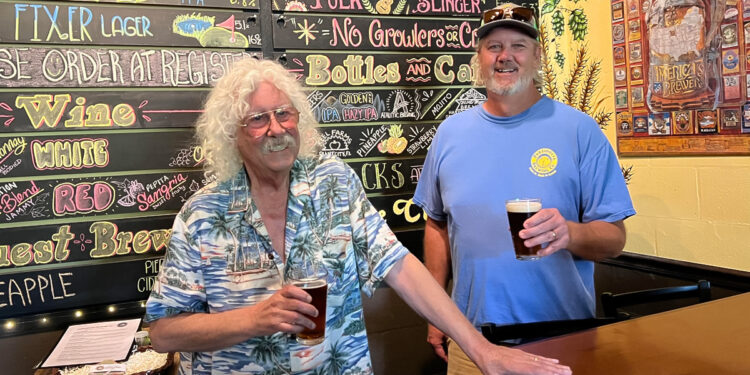 Arlo Guthrie and Pete Anderson (Photo: Sebastian Daily)