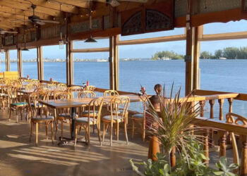 Black Fins restaurant Captian Hirams Resort.