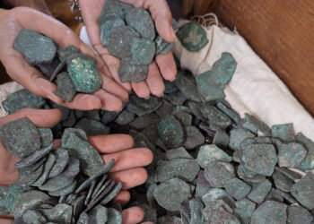 Salvage crews recovered over 1,000 silver coins and five gold coins from the 1715 Spanish Treasure Fleet wreck off Florida's east coast, one of the largest recent hauls from the site. (Credit: 1715 Fleet - Queens Jewels, LLC)