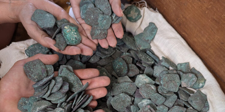 Salvage crews recovered over 1,000 silver coins and five gold coins from the 1715 Spanish Treasure Fleet wreck off Florida's east coast, one of the largest recent hauls from the site. (Credit: 1715 Fleet - Queens Jewels, LLC)