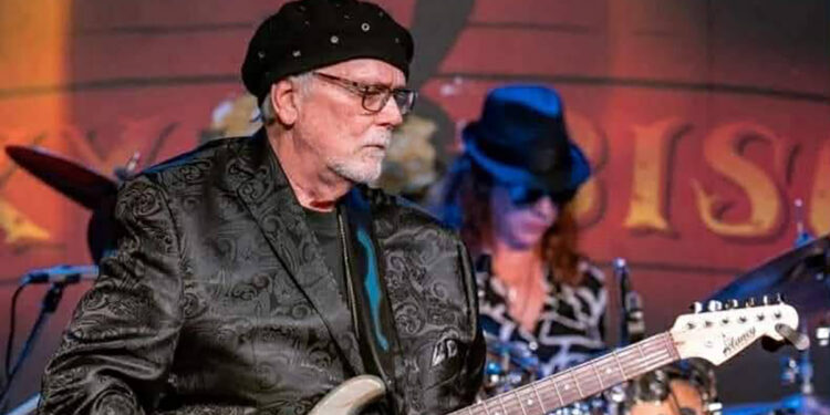 Tas Cru is performing live at Earl’s Hideaway Lounge