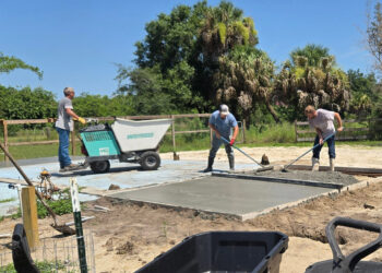 Florida pet sanctuary rebuilds after fire (For the Love of Paws)