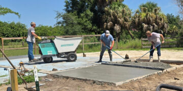 Florida pet sanctuary rebuilds after fire (For the Love of Paws)