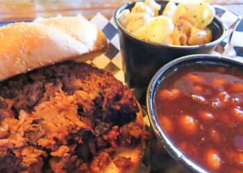 BBQ sandwich with baked beans and mac & cheese at Rib City in Grant